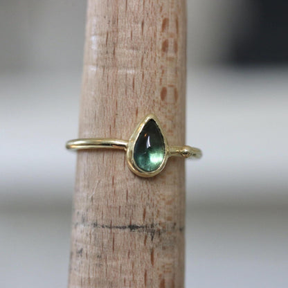 Blauw groene saffier cabochon ring