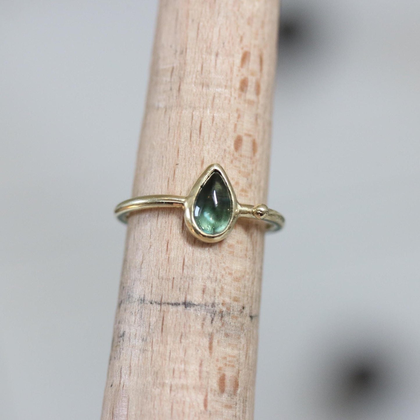 Blauw groene saffier cabochon ring