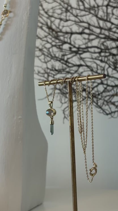 Labradoriet cabochon met ruwe mint toermalijn hanger