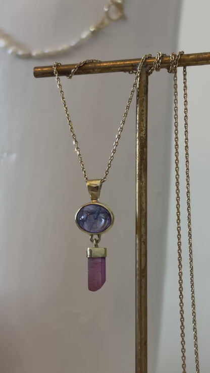 Tanzaniet cabochon hanger met ruwe roze toermalijn kristal hanger