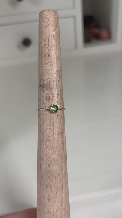 Groene toermalijn cabochon ring