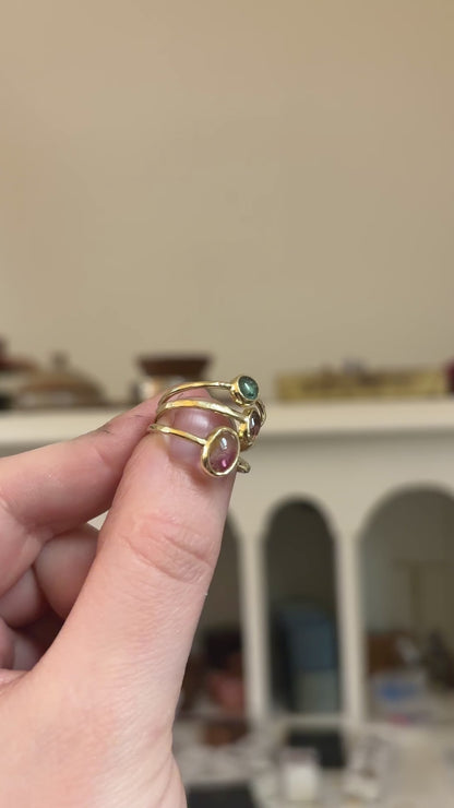 Multi color roze toermalijn cabochon ring