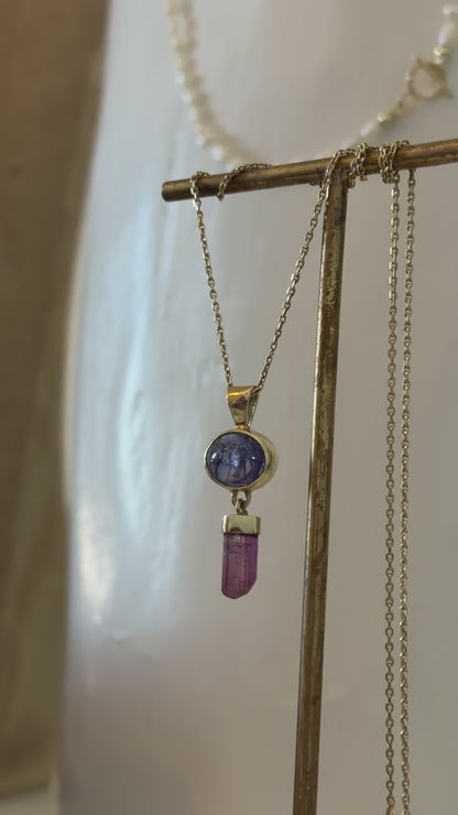Tanzaniet cabochon hanger met ruwe roze toermalijn kristal hanger