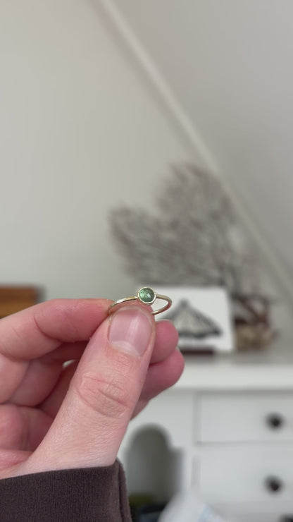 Groene toermalijn cabochon ring