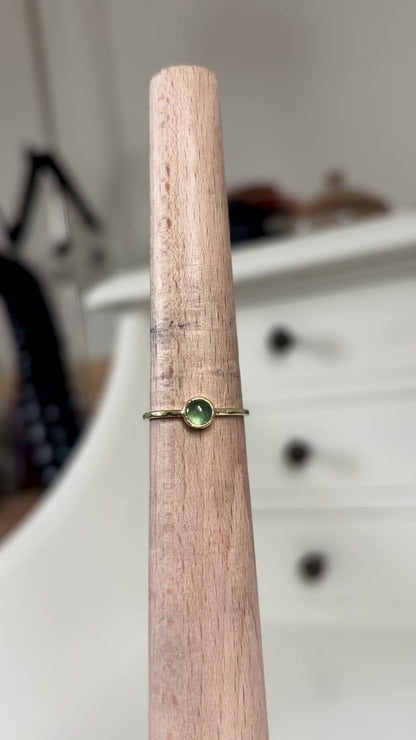 Groene toermalijn cabochon ring
