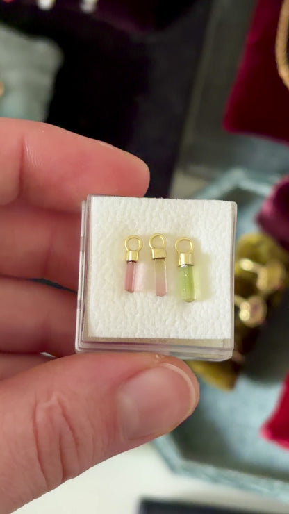 Mini ruwe roze, groen & watermeloen toermalijn charm